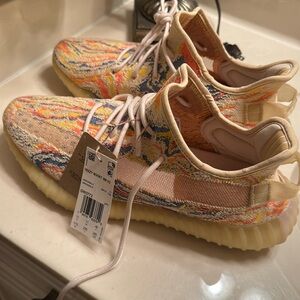 YEEZY BOOST 350 v2 “MX OAT” size 11 
Tags still on
(Original Box not included)